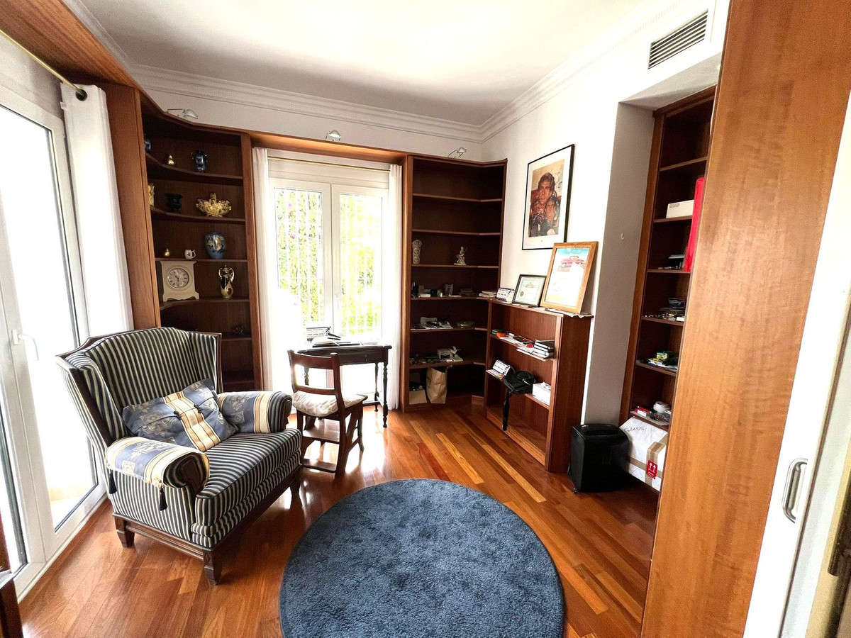 6 Bed Townhouse for sale in Sierrezuela Costa Del Sol, Málaga, Spain