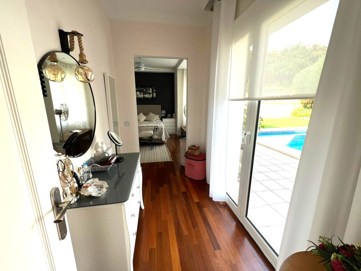 6 Bed Townhouse for sale in Sierrezuela Costa Del Sol, Málaga, Spain
