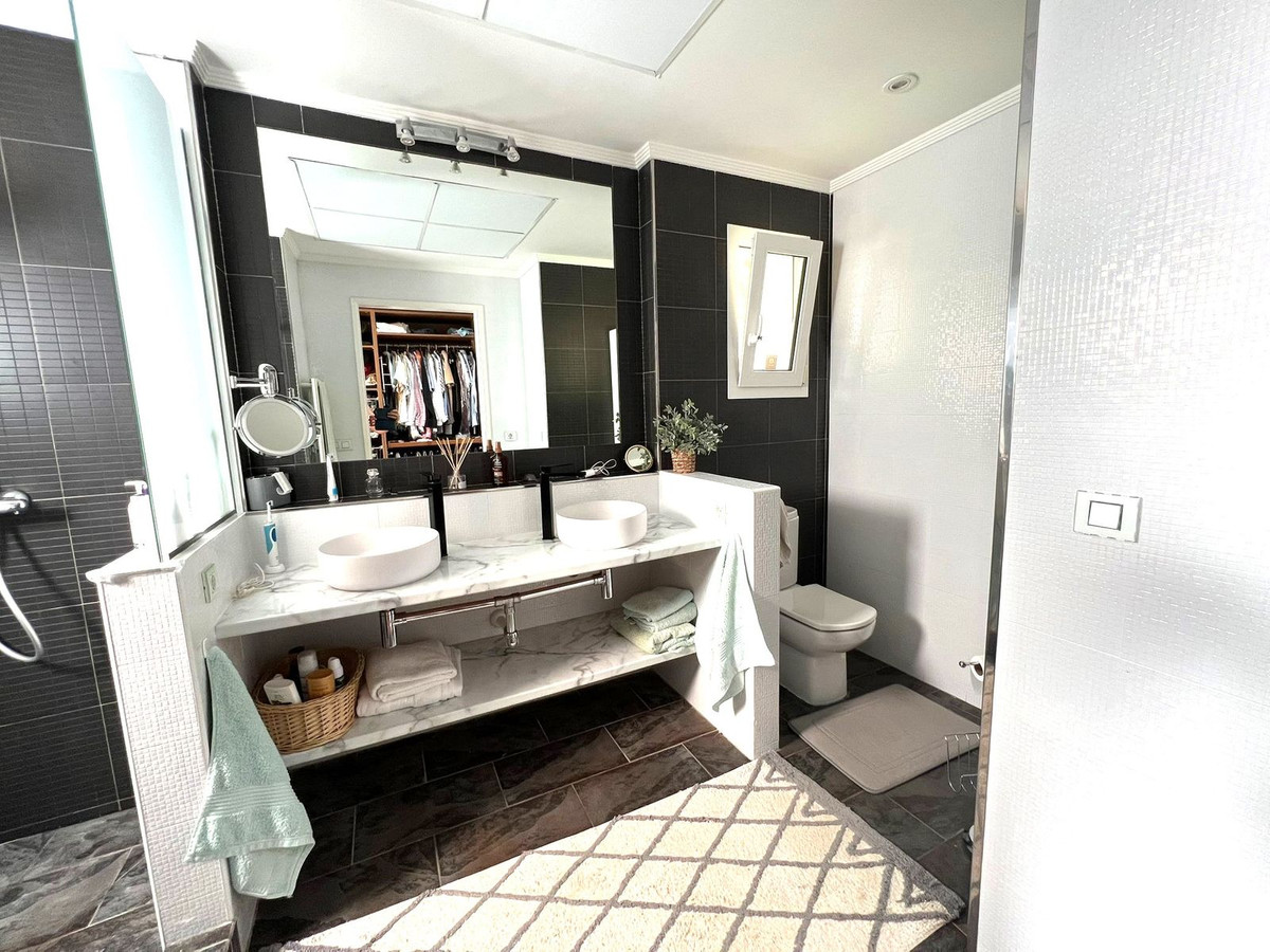 6 Bed Townhouse for sale in Sierrezuela Costa Del Sol, Málaga, Spain