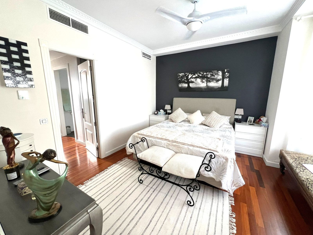 6 Bed Townhouse for sale in Sierrezuela Costa Del Sol, Málaga, Spain