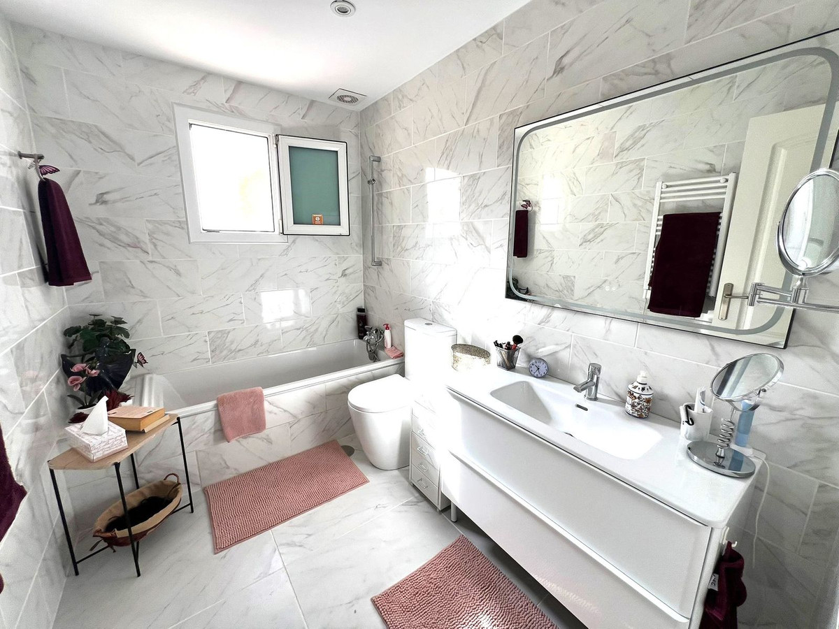 6 Bed Townhouse for sale in Sierrezuela Costa Del Sol, Málaga, Spain