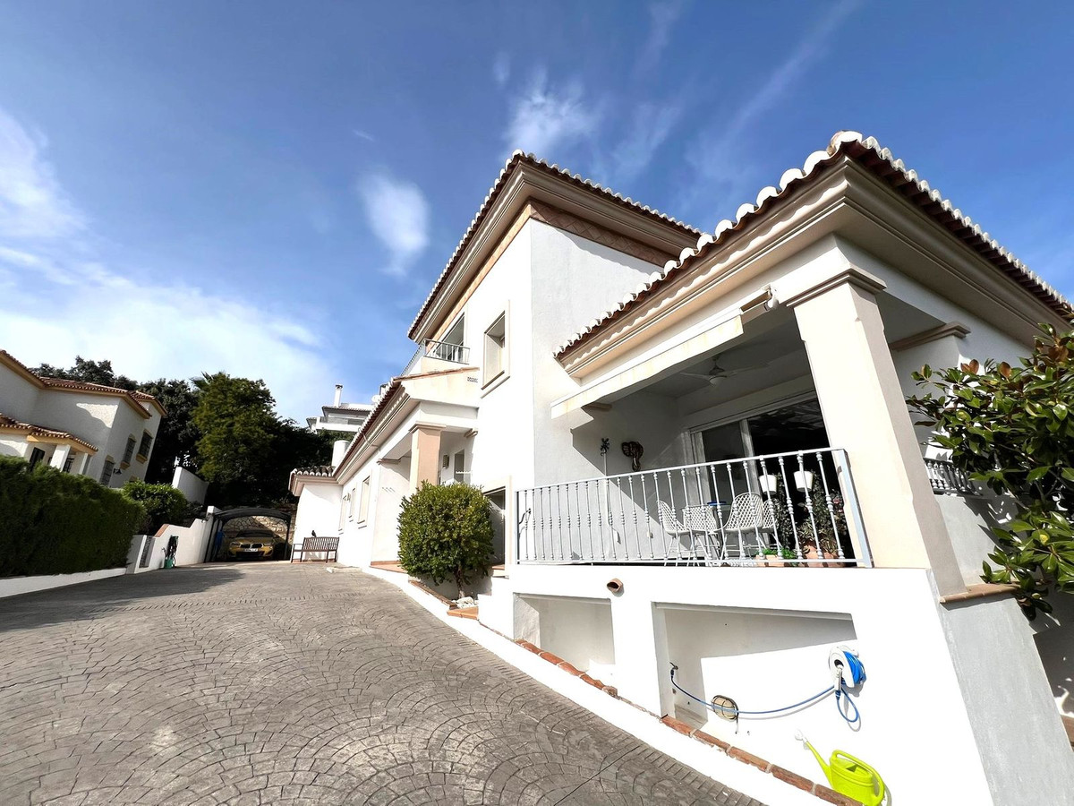 6 Bed Townhouse for sale in Sierrezuela Costa Del Sol, Málaga, Spain