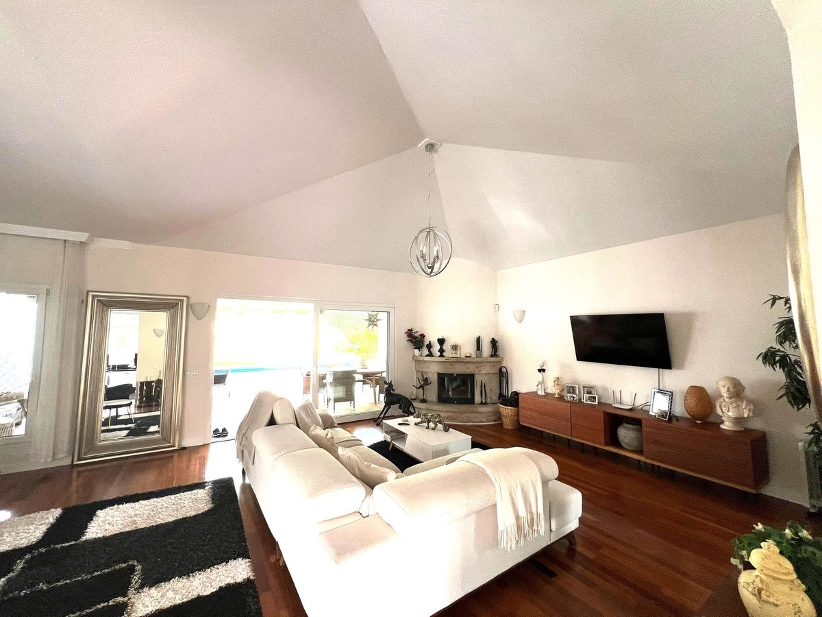 6 Bed Townhouse for sale in Sierrezuela Costa Del Sol, Málaga, Spain