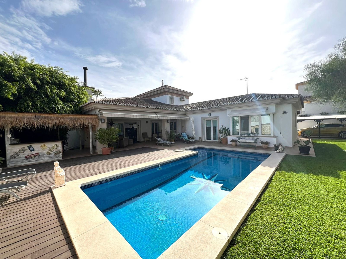 6 Bed Townhouse for sale in Sierrezuela Costa Del Sol, Málaga, Spain