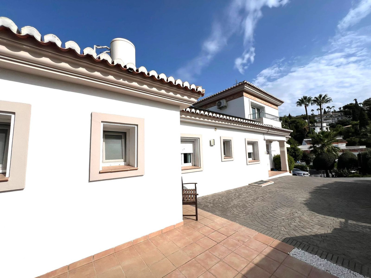 6 Bed Townhouse for sale in Sierrezuela Costa Del Sol, Málaga, Spain