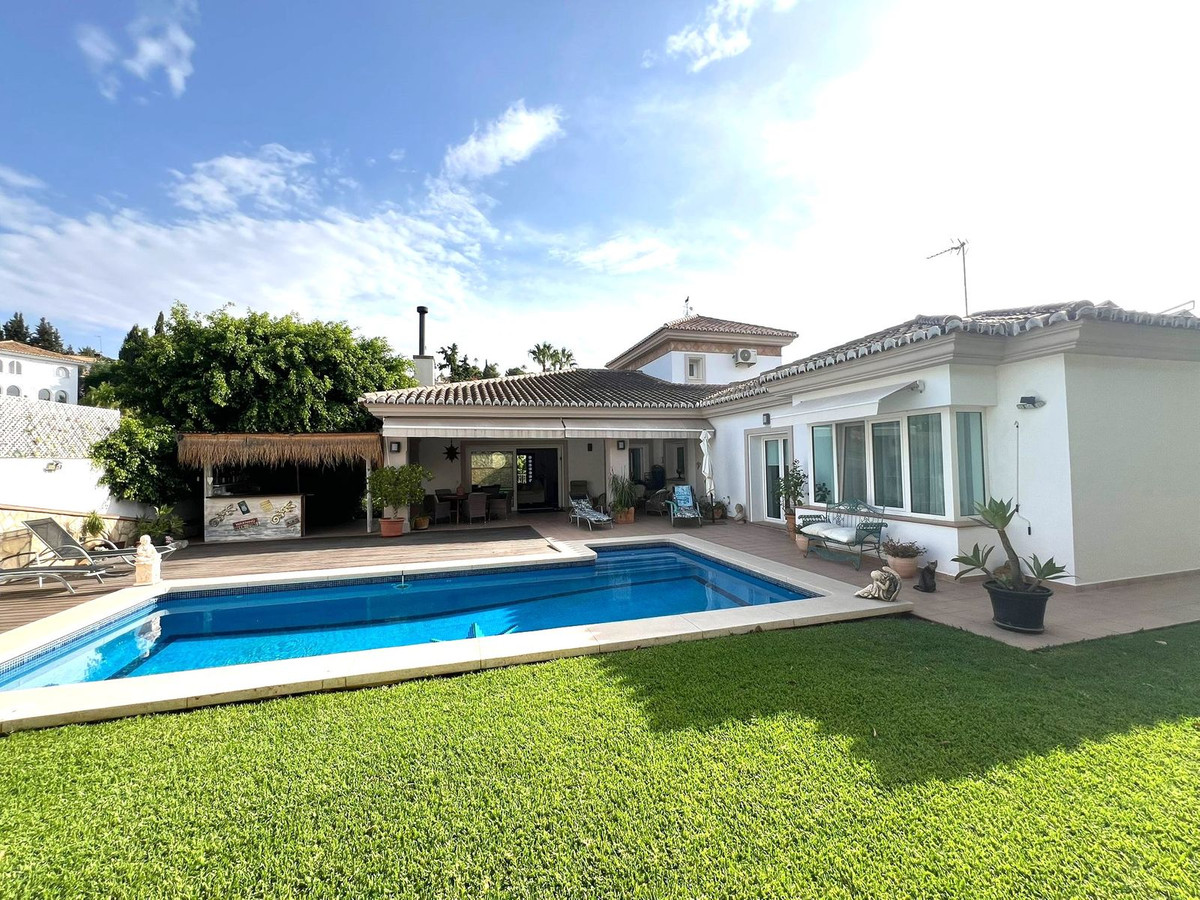 6 Bed Townhouse for sale in Sierrezuela Costa Del Sol, Málaga, Spain