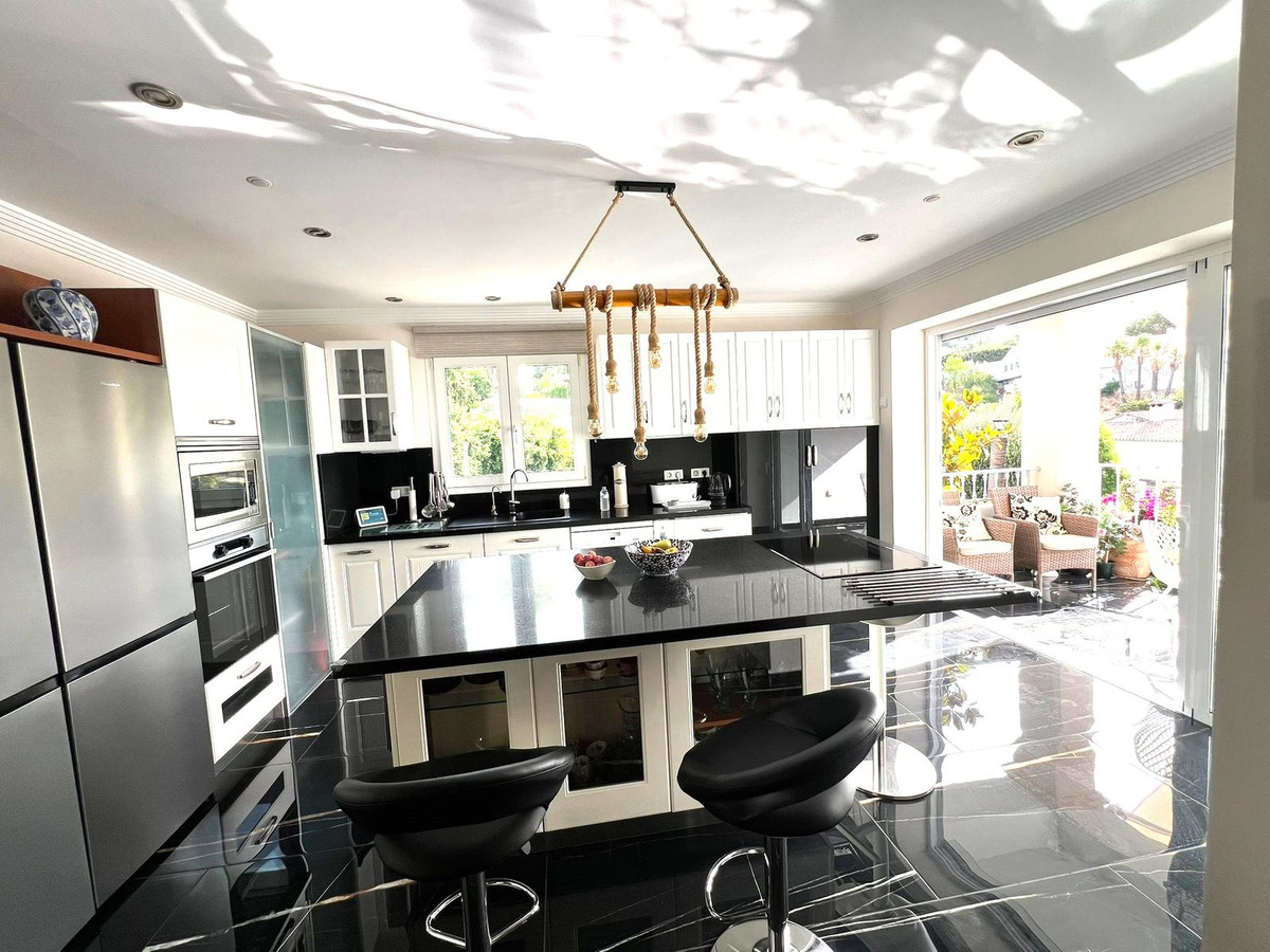 6 Bed Townhouse for sale in Sierrezuela Costa Del Sol, Málaga, Spain