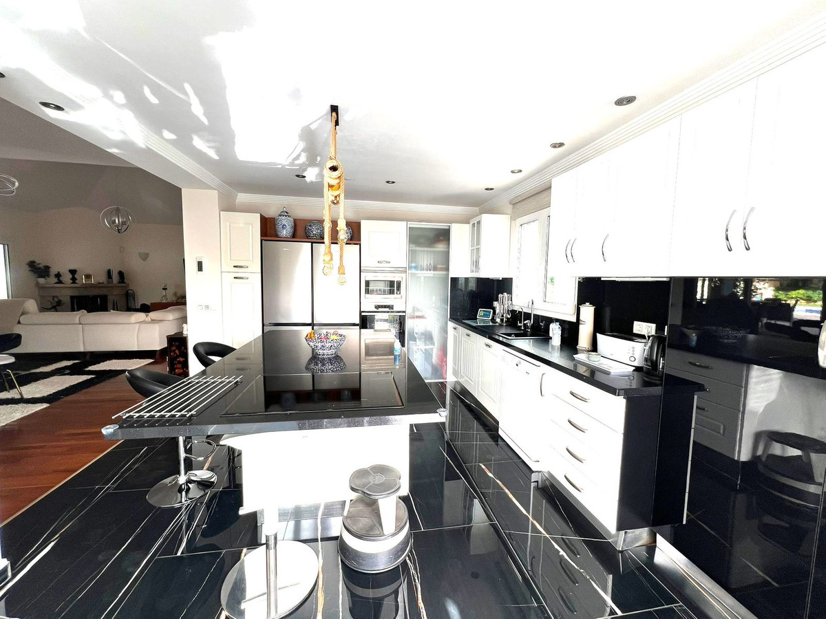 6 Bed Townhouse for sale in Sierrezuela Costa Del Sol, Málaga, Spain