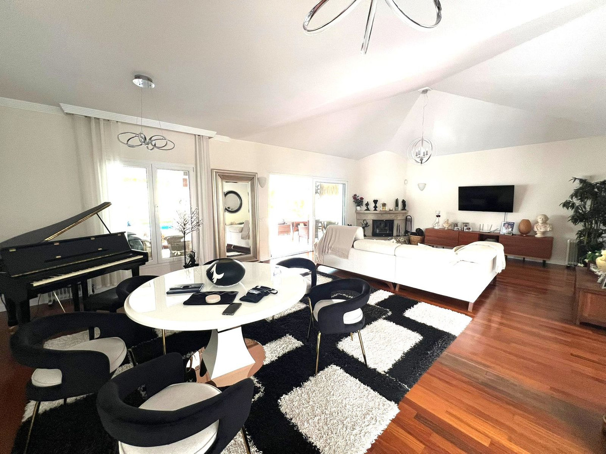 6 Bed Townhouse for sale in Sierrezuela Costa Del Sol, Málaga, Spain