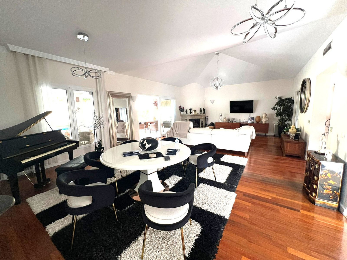 6 Bed Townhouse for sale in Sierrezuela Costa Del Sol, Málaga, Spain