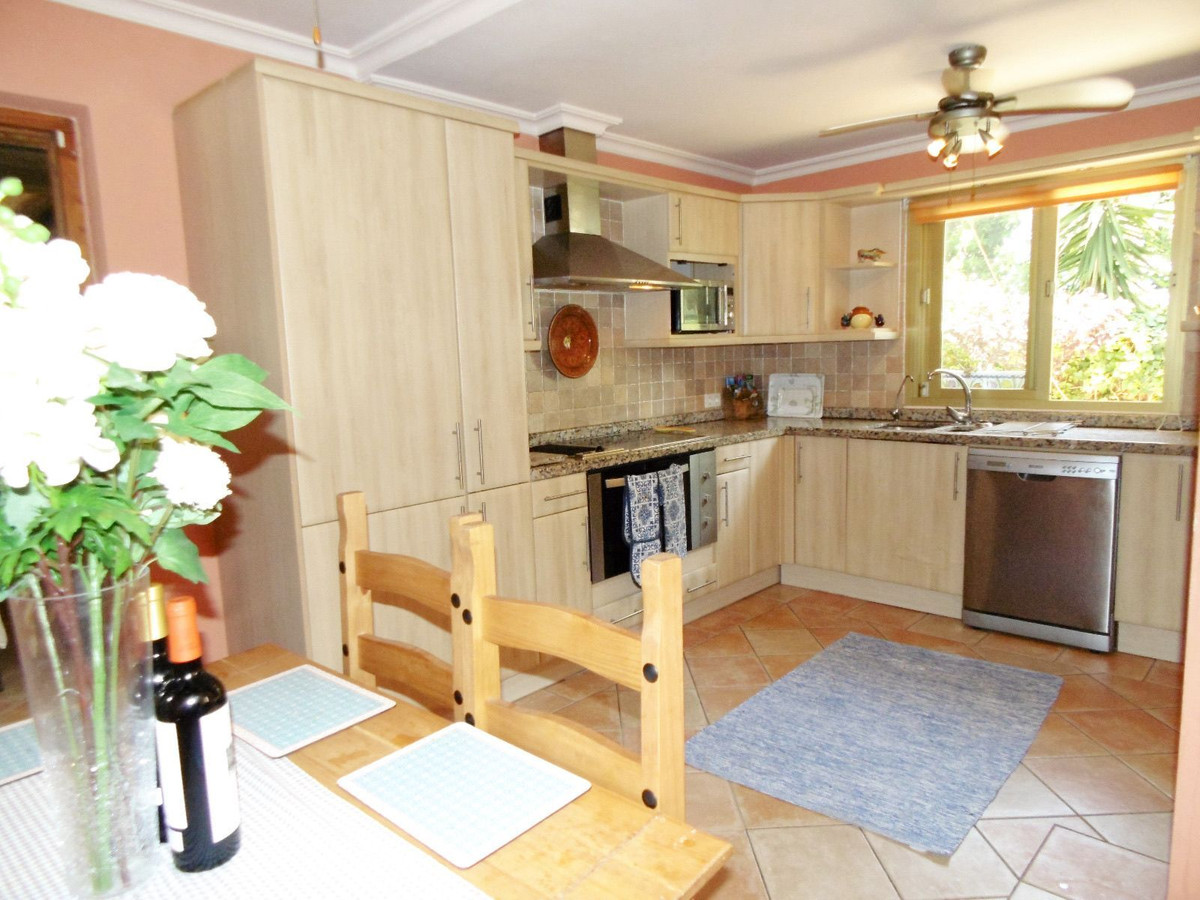 4 Bed Townhouse for sale in Sierrezuela Costa Del Sol, Málaga, Spain