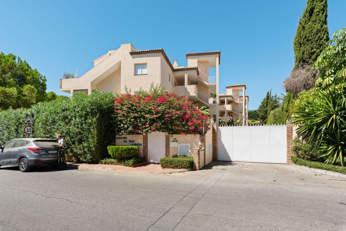 3 Bed Apartment for sale in Nueva Andalucía Costa Del Sol, Málaga, Spain