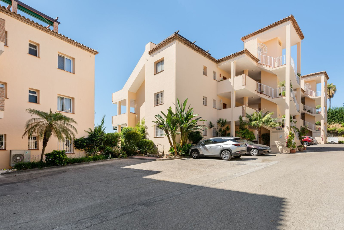 3 Bed Apartment for sale in Nueva Andalucía Costa Del Sol, Málaga, Spain