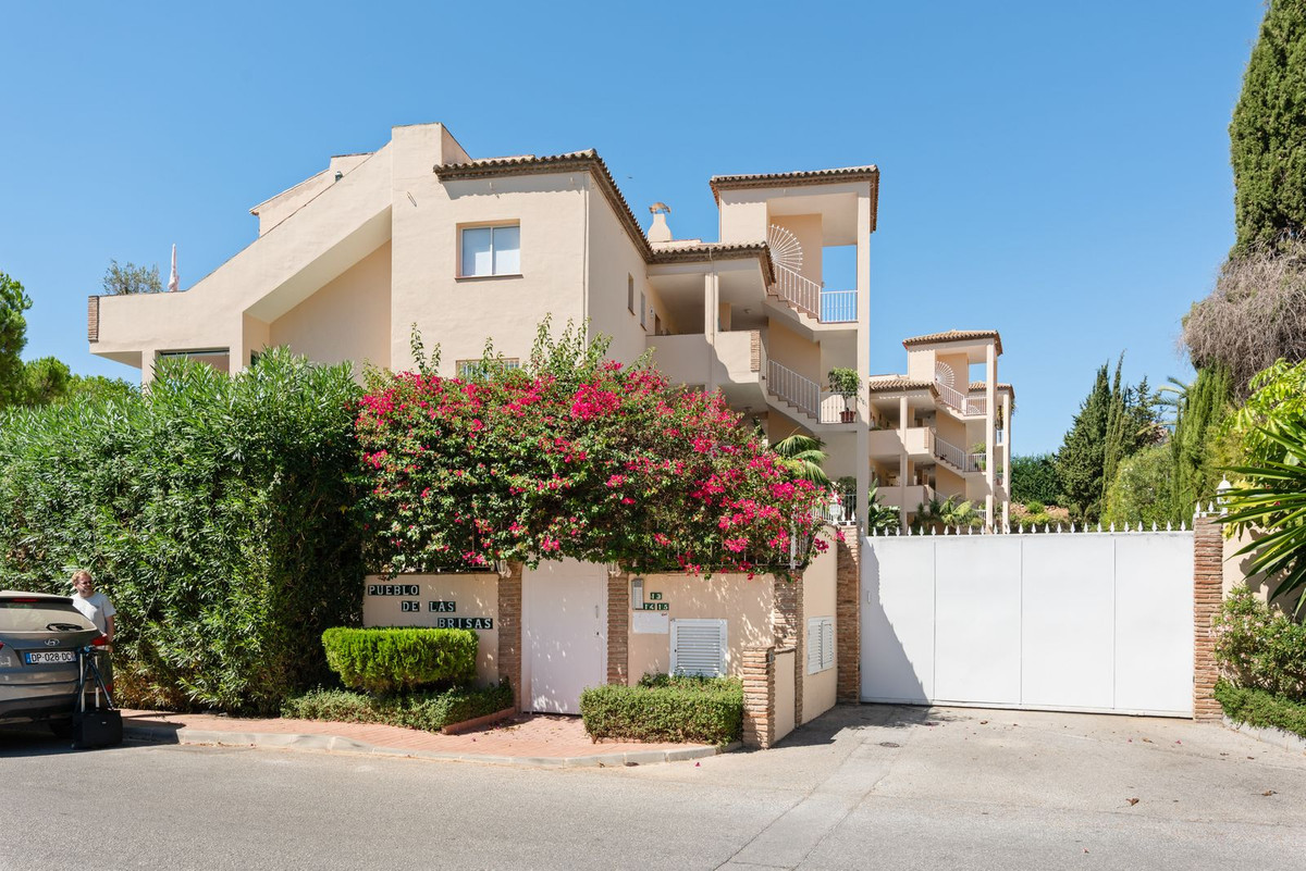 3 Bed Apartment for sale in Nueva Andalucía Costa Del Sol, Málaga, Spain