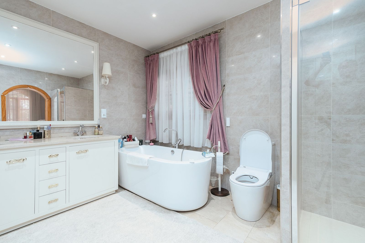 Se vende Villa - Chalet de 4 dormitorios en Costa Del Sol, Málaga, España