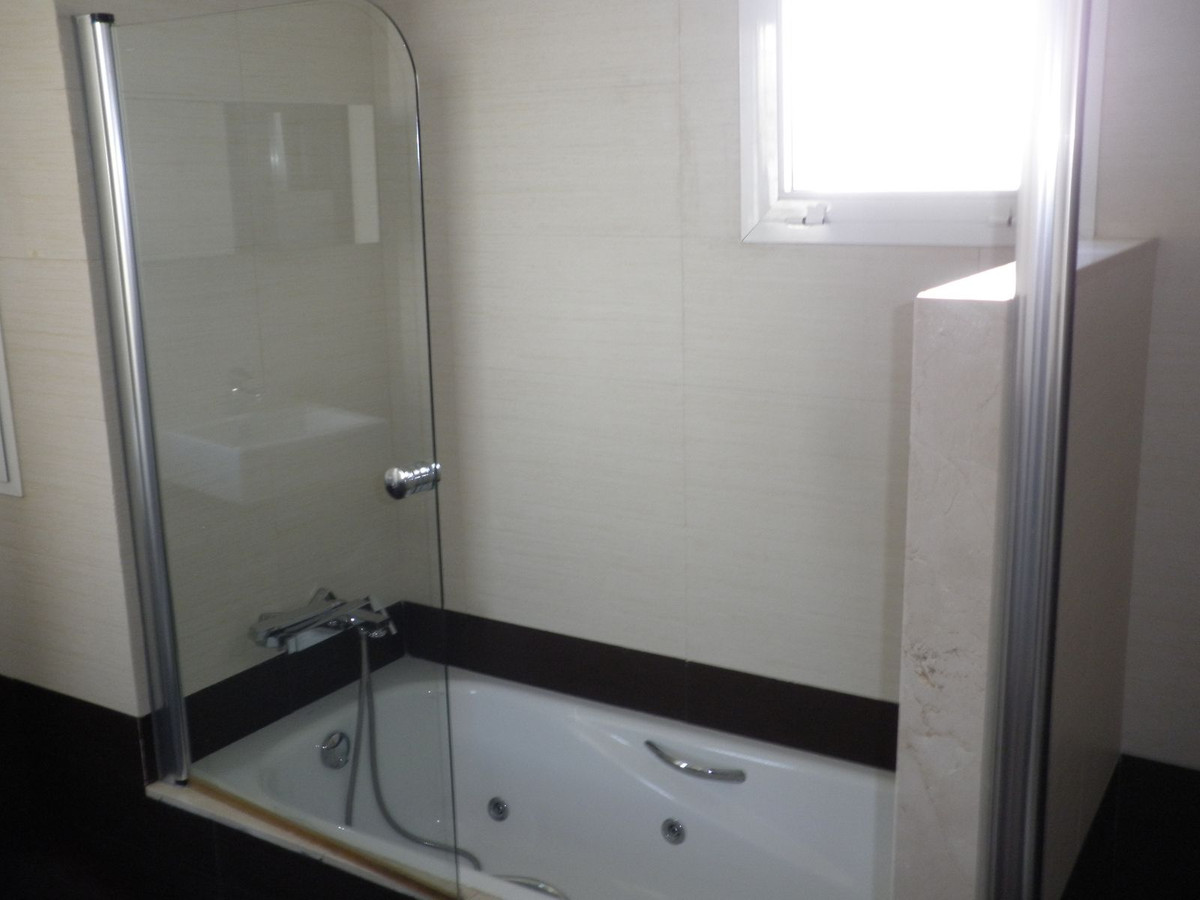 Se vende Adosada de 5 dormitorios en Costa Del Sol, Málaga, España