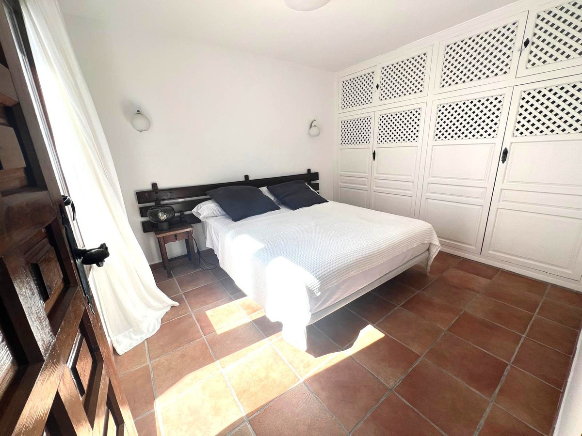 2 Bed Apartment for sale in El Paraiso Costa Del Sol, Málaga, Spain