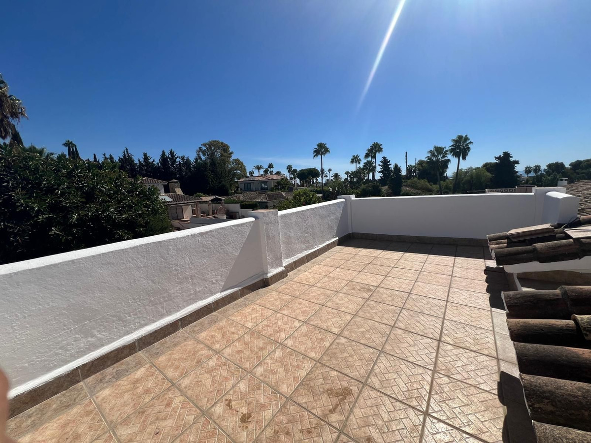 2 Bed Apartment for sale in El Paraiso Costa Del Sol, Málaga, Spain