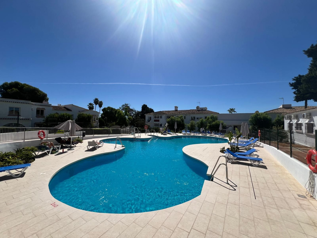 2 Bed Apartment for sale in El Paraiso Costa Del Sol, Málaga, Spain