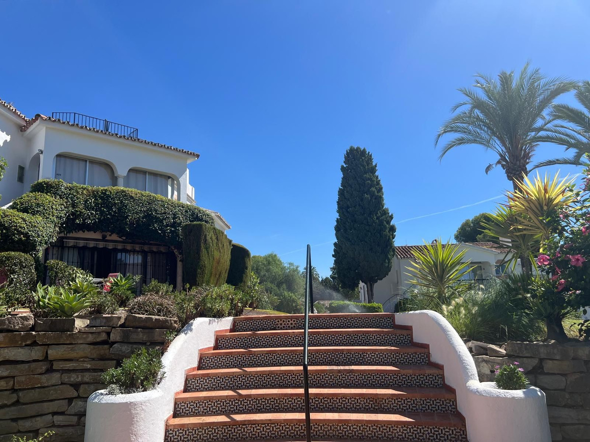 2 Bed Apartment for sale in El Paraiso Costa Del Sol, Málaga, Spain