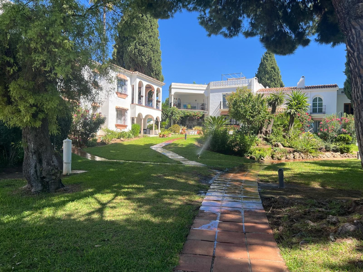 2 Bed Apartment for sale in El Paraiso Costa Del Sol, Málaga, Spain