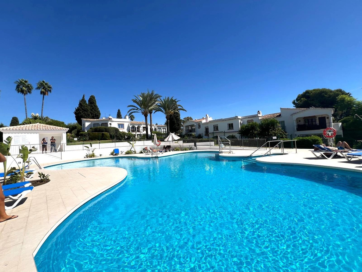 2 Bed Apartment for sale in El Paraiso Costa Del Sol, Málaga, Spain
