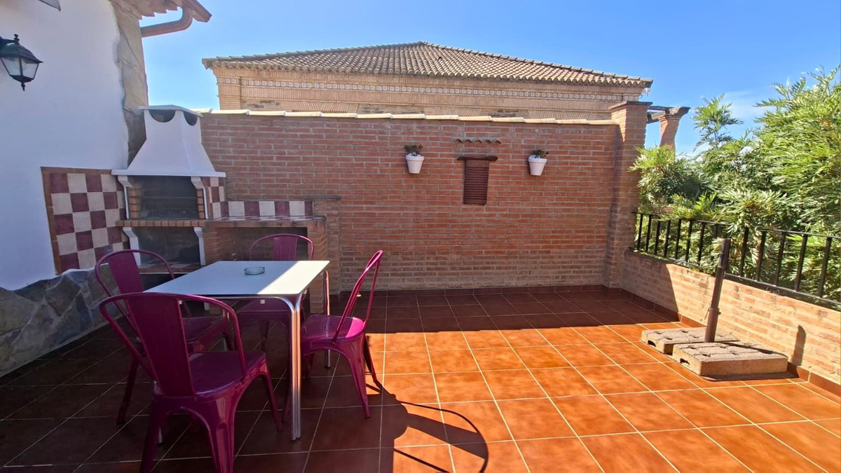 6 Bed Townhouse for sale in Arriate Costa Del Sol, Málaga, Spain