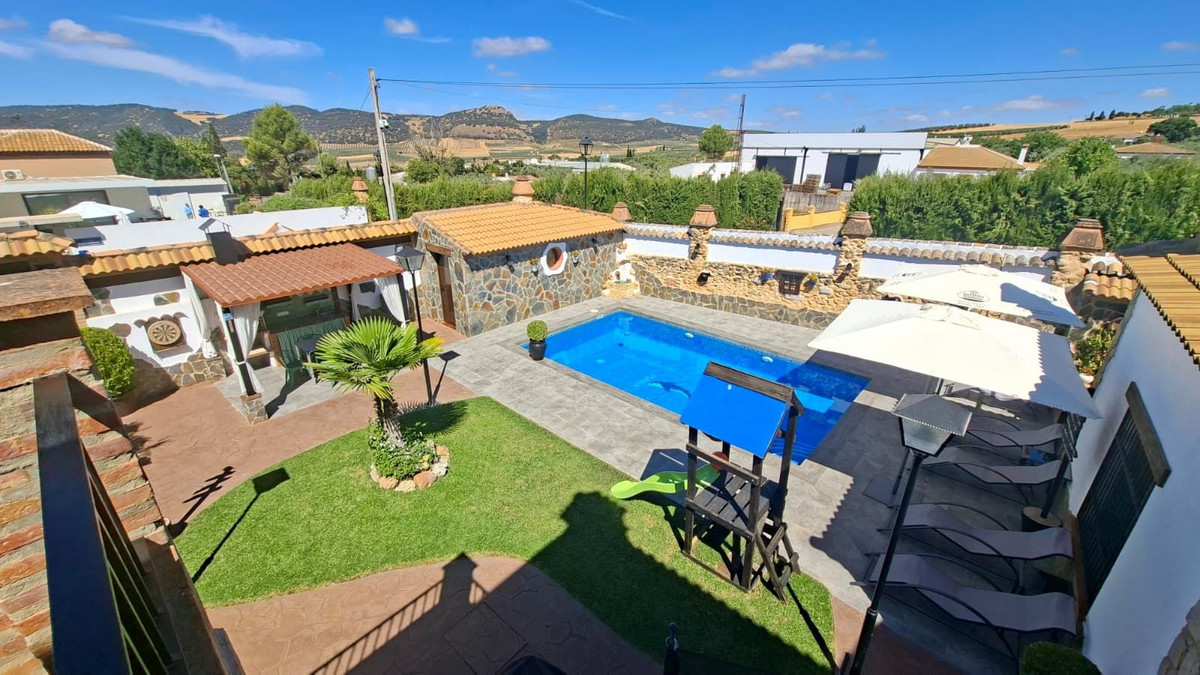6 Bed Townhouse for sale in Arriate Costa Del Sol, Málaga, Spain
