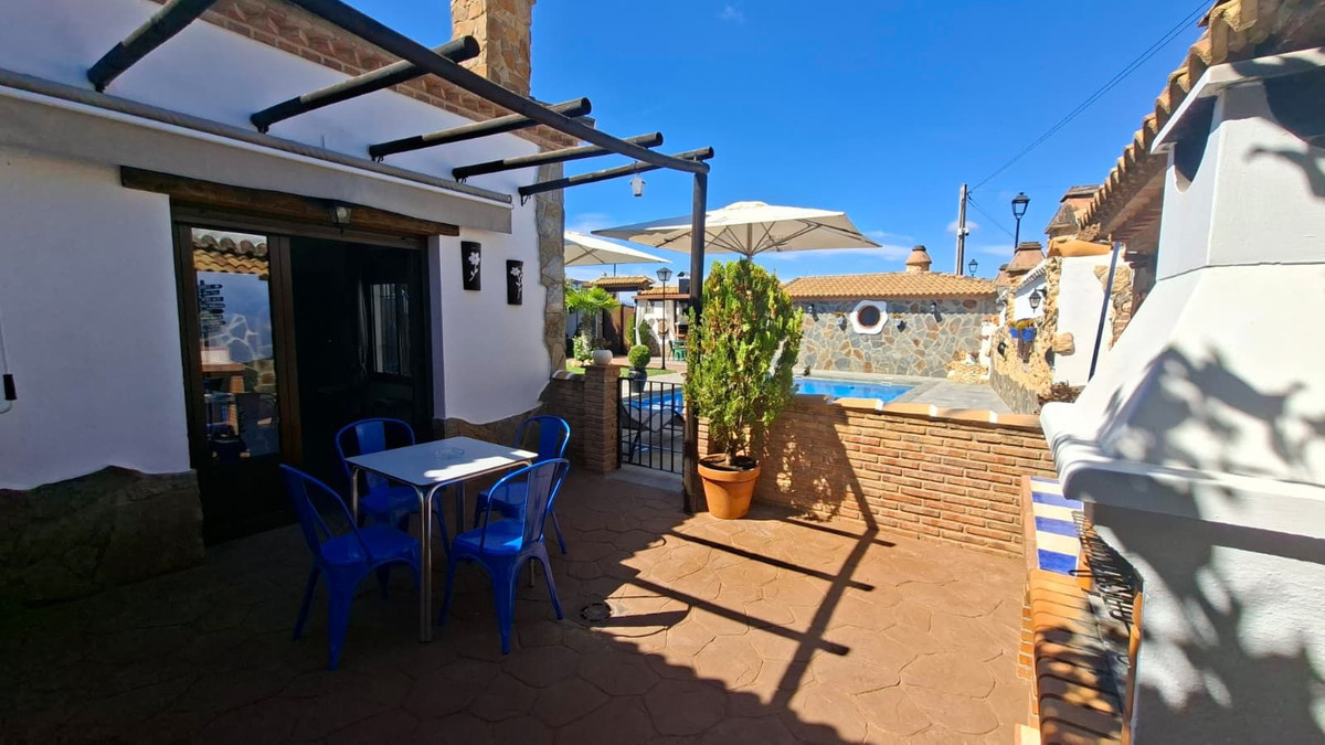 6 Bed Townhouse for sale in Arriate Costa Del Sol, Málaga, Spain