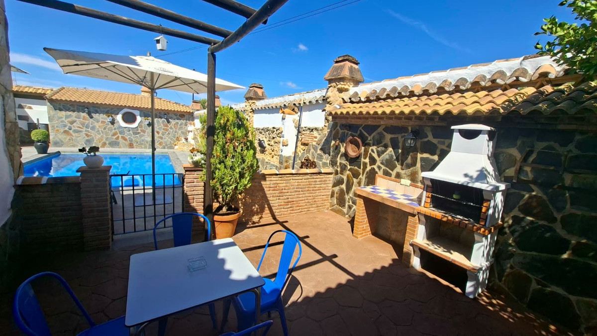 6 Bed Townhouse for sale in Arriate Costa Del Sol, Málaga, Spain