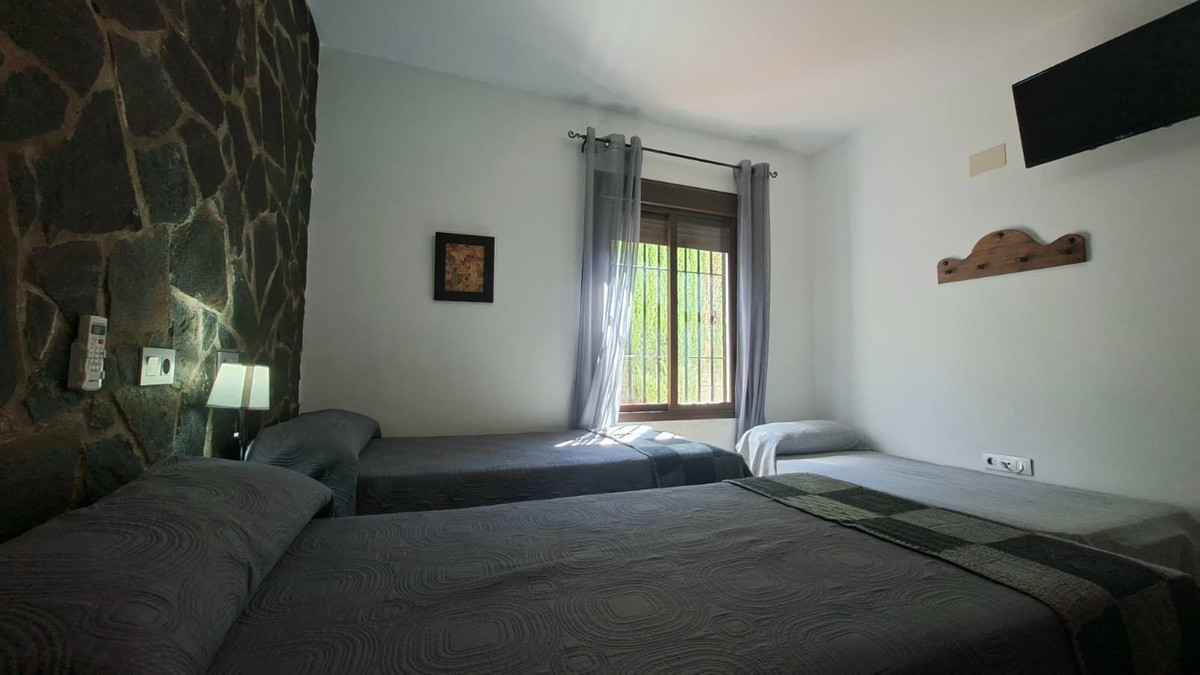 6 Bed Townhouse for sale in Arriate Costa Del Sol, Málaga, Spain