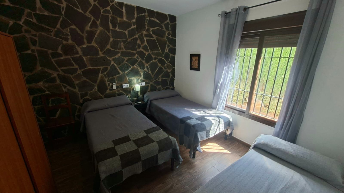 6 Bed Townhouse for sale in Arriate Costa Del Sol, Málaga, Spain