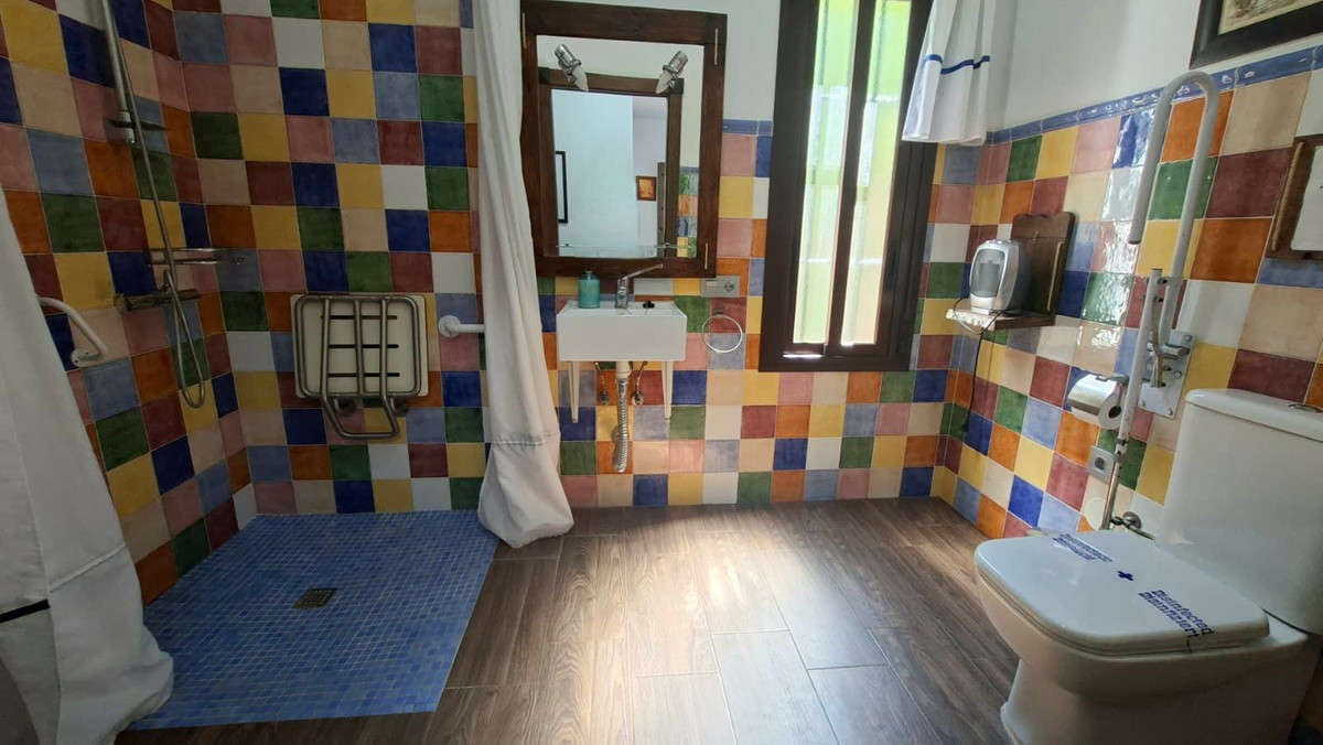 6 Bed Townhouse for sale in Arriate Costa Del Sol, Málaga, Spain