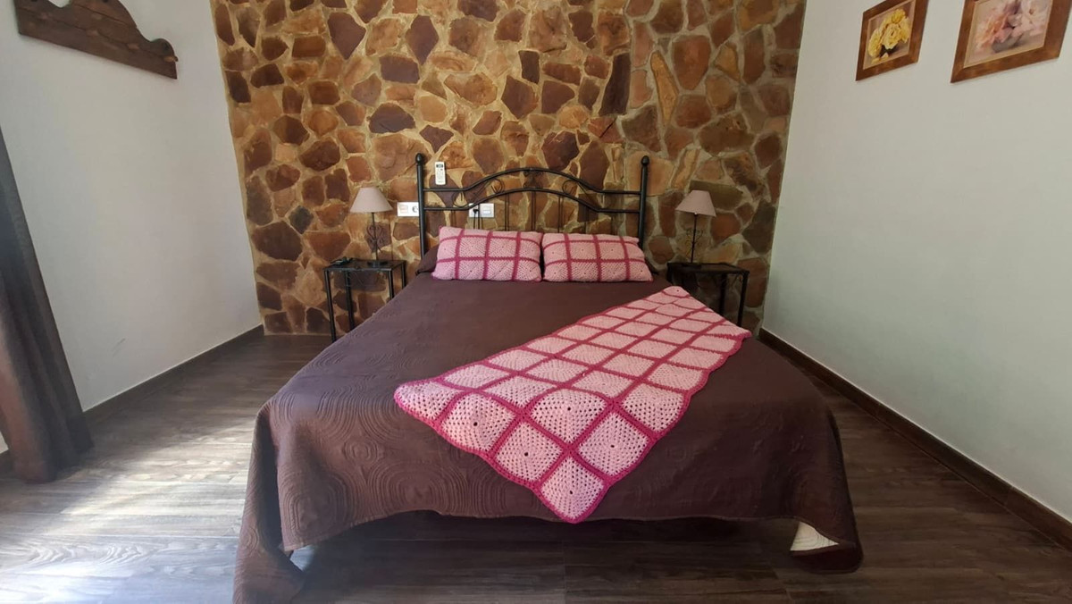 6 Bed Townhouse for sale in Arriate Costa Del Sol, Málaga, Spain