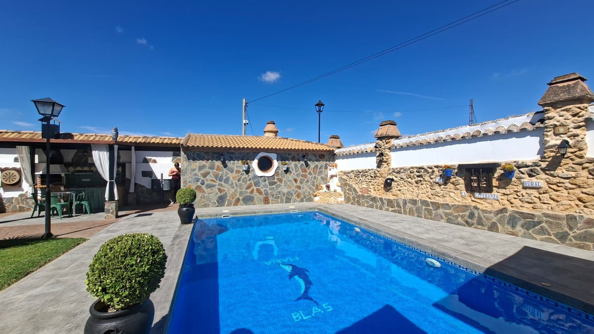 6 Bed Townhouse for sale in Arriate Costa Del Sol, Málaga, Spain