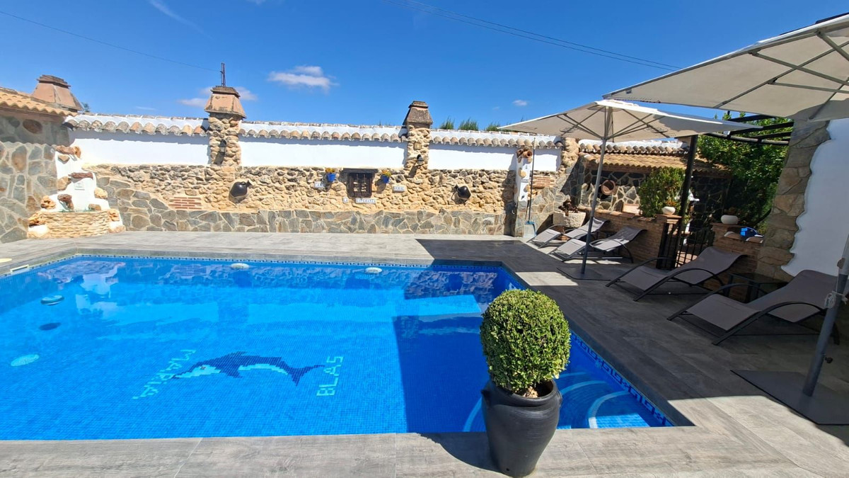 6 Bed Townhouse for sale in Arriate Costa Del Sol, Málaga, Spain