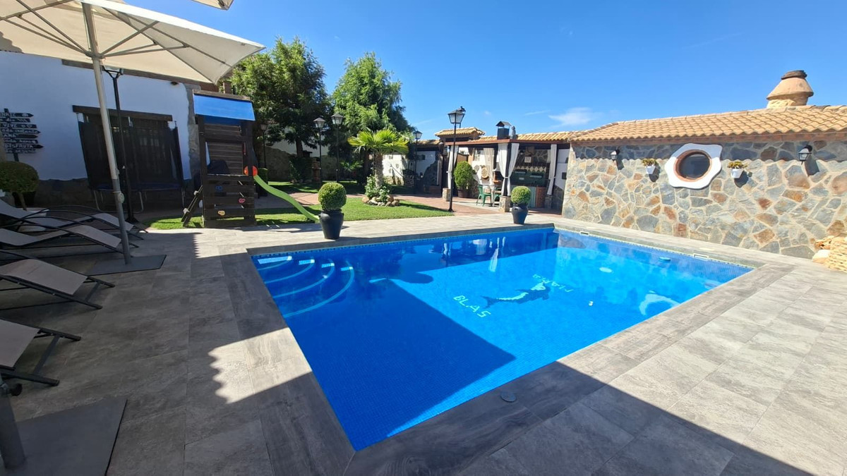 6 Bed Townhouse for sale in Arriate Costa Del Sol, Málaga, Spain