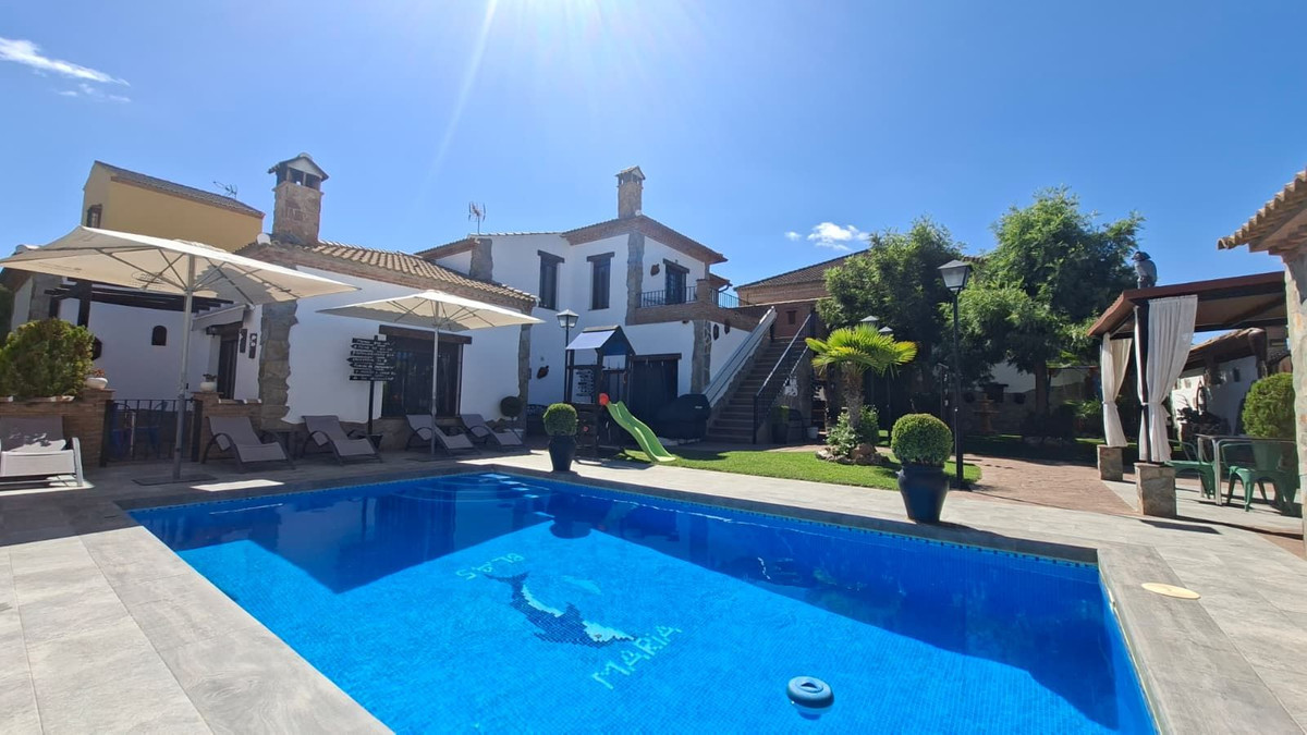 6 Bed Townhouse for sale in Arriate Costa Del Sol, Málaga, Spain