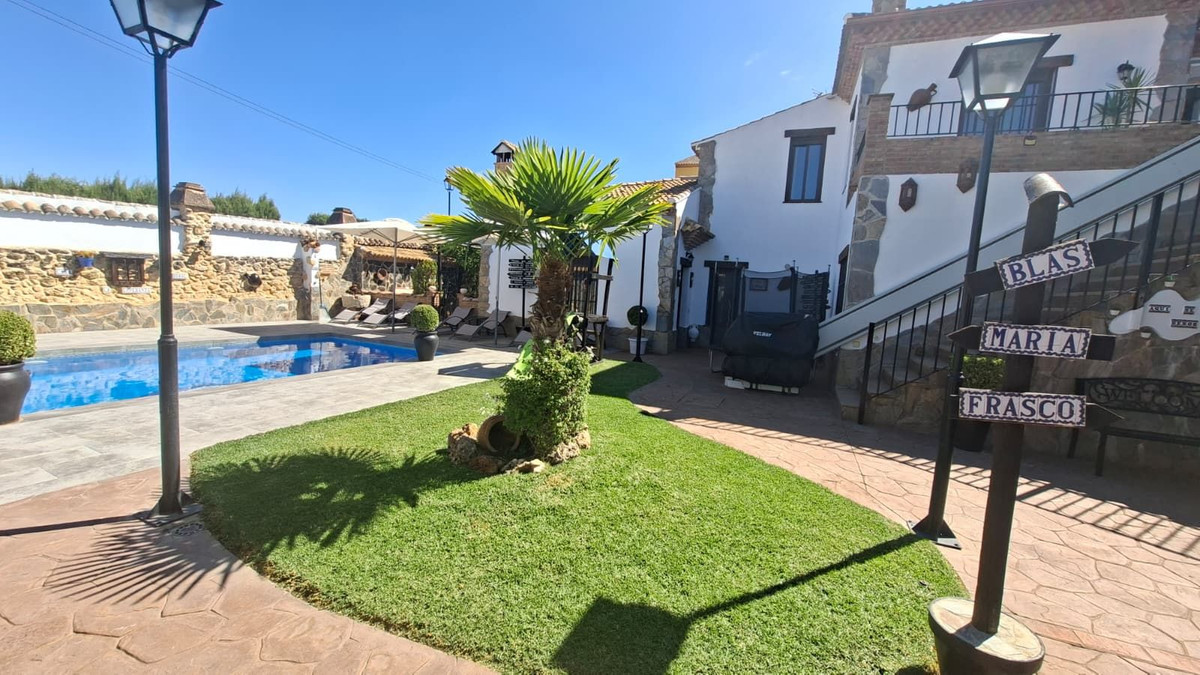 6 Bed Townhouse for sale in Arriate Costa Del Sol, Málaga, Spain