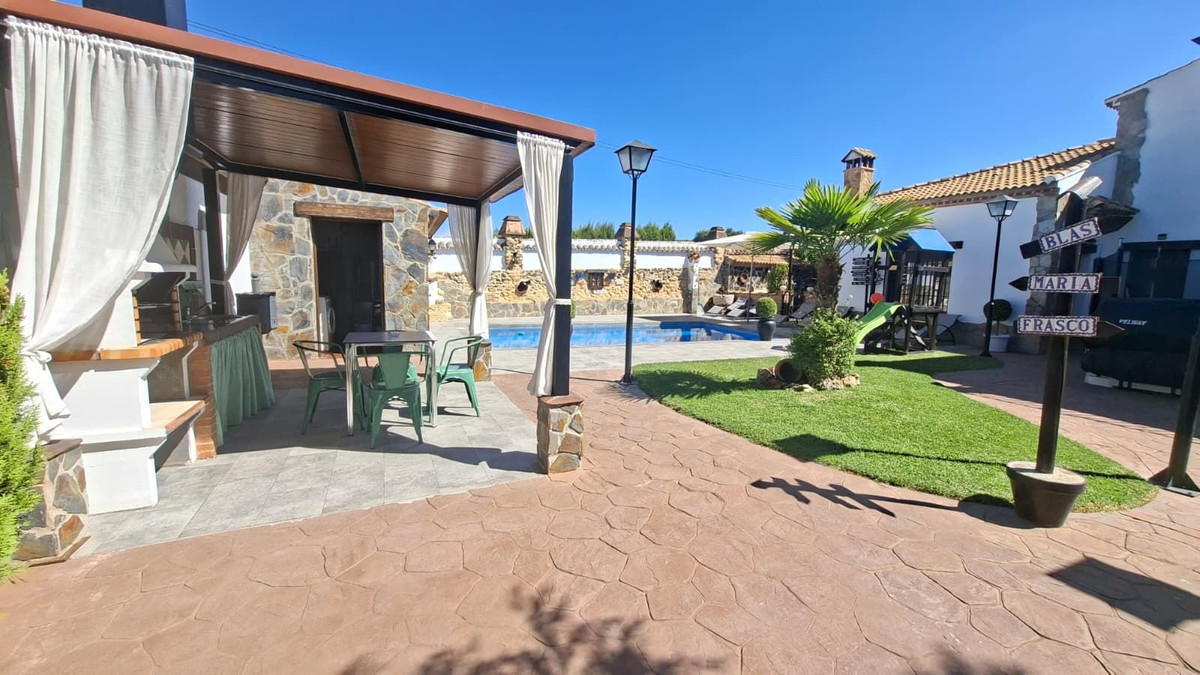 6 Bed Townhouse for sale in Arriate Costa Del Sol, Málaga, Spain