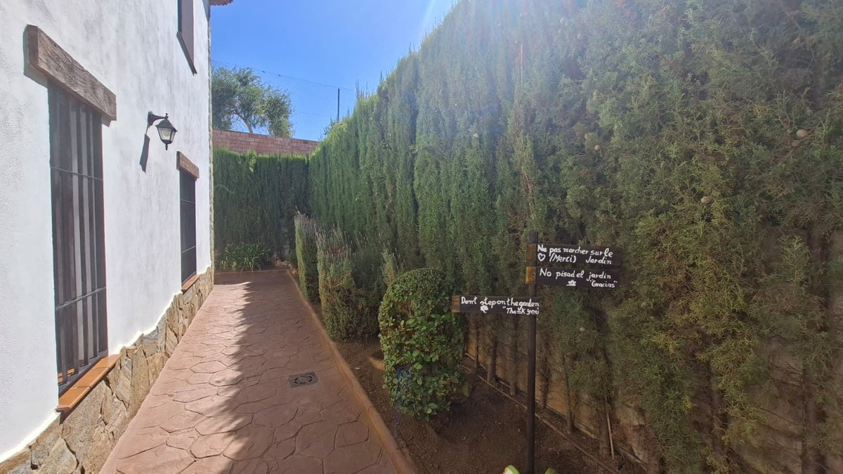 6 Bed Townhouse for sale in Arriate Costa Del Sol, Málaga, Spain