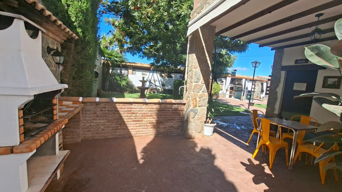 6 Bed Townhouse for sale in Arriate Costa Del Sol, Málaga, Spain