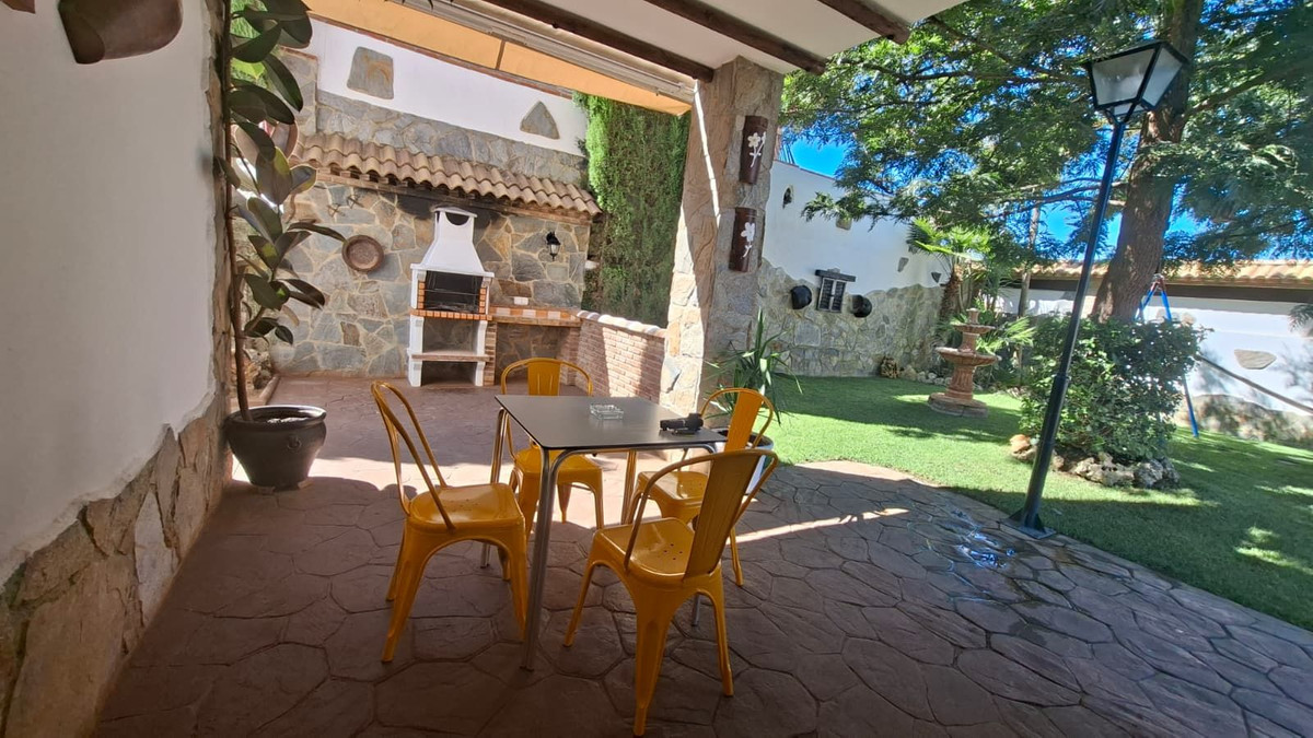 6 Bed Townhouse for sale in Arriate Costa Del Sol, Málaga, Spain