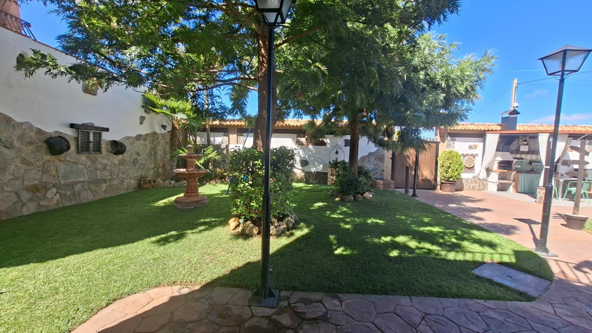 6 Bed Townhouse for sale in Arriate Costa Del Sol, Málaga, Spain