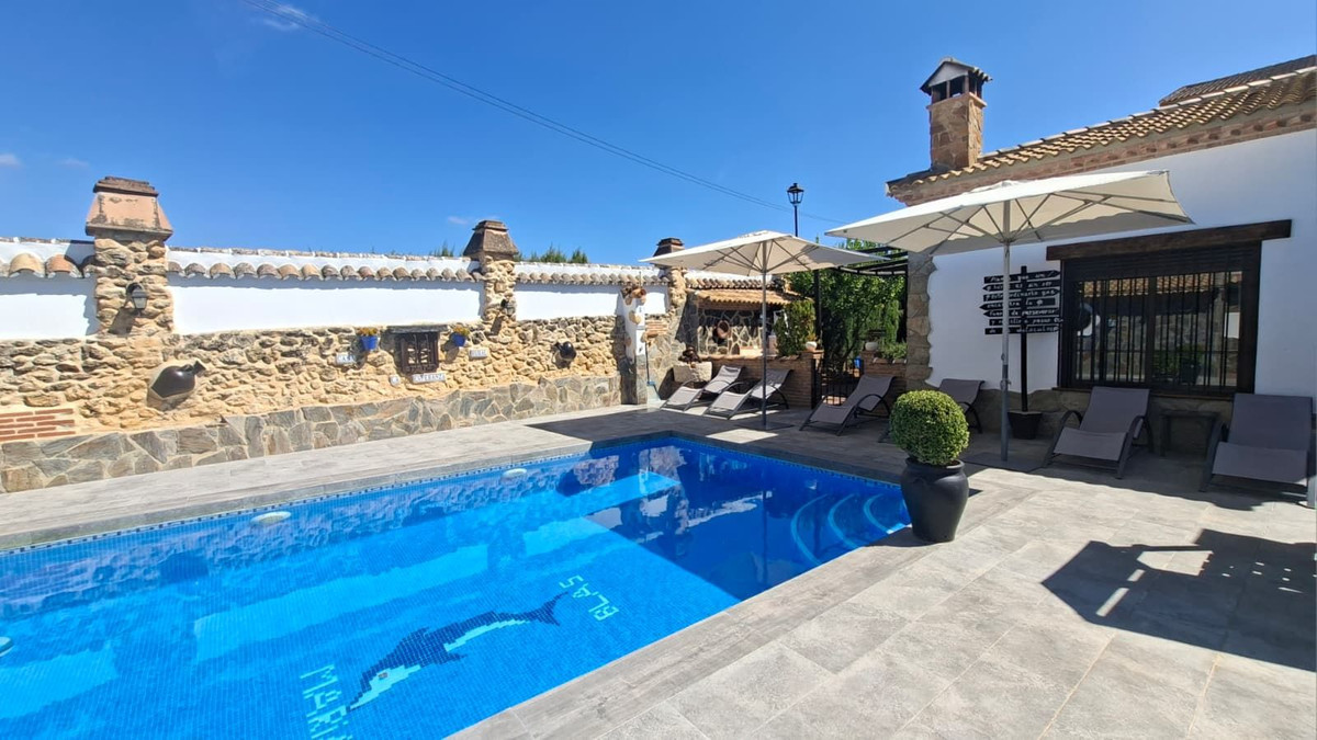 6 Bed Townhouse for sale in Arriate Costa Del Sol, Málaga, Spain