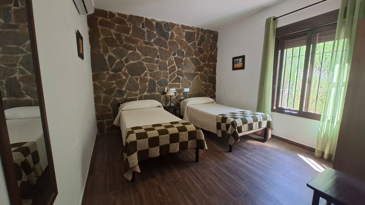 6 Bed Townhouse for sale in Arriate Costa Del Sol, Málaga, Spain