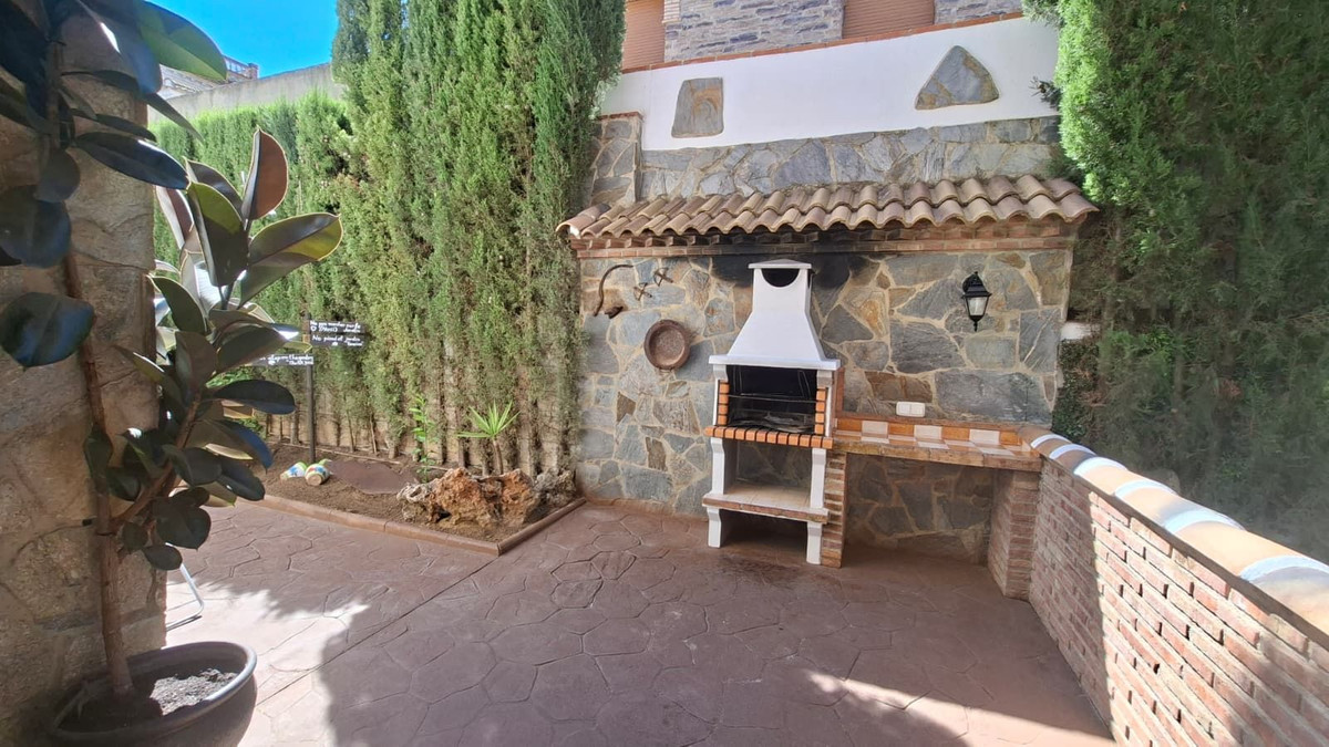 6 Bed Townhouse for sale in Arriate Costa Del Sol, Málaga, Spain