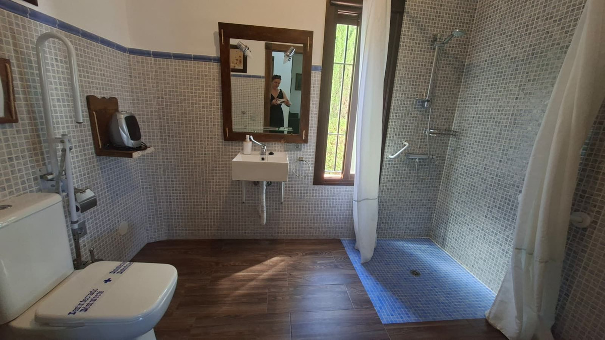 6 Bed Townhouse for sale in Arriate Costa Del Sol, Málaga, Spain