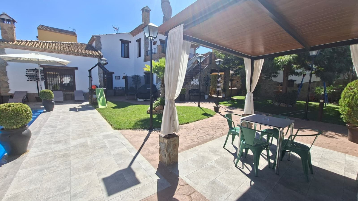 6 Bed Townhouse for sale in Arriate Costa Del Sol, Málaga, Spain