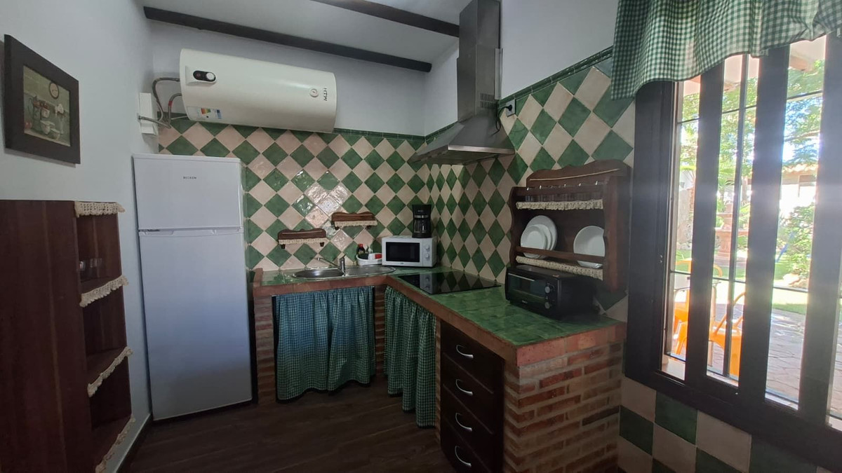 6 Bed Townhouse for sale in Arriate Costa Del Sol, Málaga, Spain